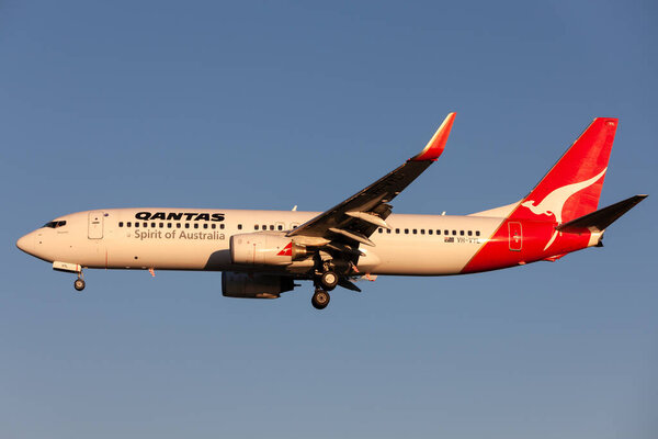 Аделаида, Австралия - 10 июня 2013 г.: Самолеты Qantas Boeing 737 приближаются к посадке в аэропорту Аделаиды
.