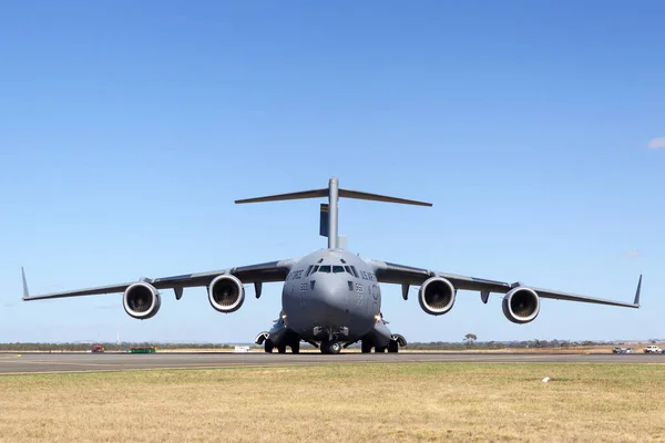 Avalon, Avustralya - 25 Şubat 2013: Birleşik Devletler Hava Kuvvetleri (USAF) Boeing C-17A Globemaster III askeri nakliye uçağı 05-5153, 535. Hava Nakliye Filosu, Hickam Hava Üssü merkezli 15..