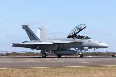 Avalon, Avustralya - 2 Mart 2013: Kraliyet Avustralya Hava Kuvvetleri (RAAF) Boeing F / A-18F Super Hornet çok delikli savaş uçağı A44-216 Queensland, RAAF Amberley 'de konuşlandırıldı.
