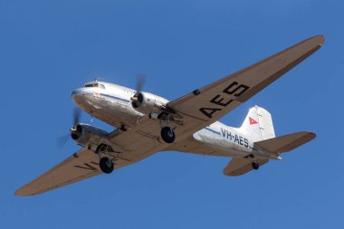 Avalon, Avustralya - 3 Mart 2013: Trans Australian Airlines Ahırında Douglas DC-3C model VH-AES uçağı.