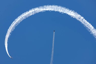Avalon, Avustralya - 3 Mart 2013: Melissa Andrzejewski Edge 540 model bir akrobatik uçakla kanat giysisi pilotu Rex Pemberton. 