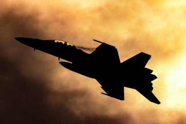 Avalon, Avustralya - 26 Şubat 2013: Kraliyet Avustralya Hava Kuvvetleri (RAAF) Boeing F / A-18F Super Hornet çok delikli savaş uçağı günbatımına karşı siluet. 