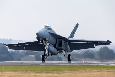 Avalon, Avustralya - 26 Şubat 2013: Royal Australian Air Force (RAAF) Boeing F / A-18F Super Hornet multitirole savaş uçağı A44-222 Queensland, RAAF Amberley 'de konuşlanmıştır..