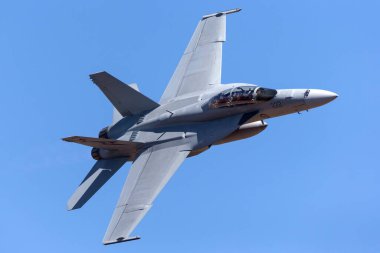 Avalon, Avustralya - 3 Mart 2013: Royal Australian Air Force (RAAF) Boeing F / A-18F Super Hornet multitirole savaş uçağı A44-222 Queensland, RAAF Amberley 'de.