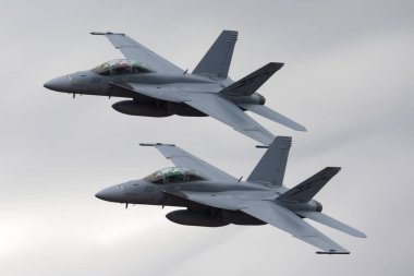 Avalon, Avustralya - 27 Şubat 2013: İki Kraliyet Avustralya Hava Kuvvetleri (RAAF) Boeing F / A-18F Super Hornet çok delikli savaş uçağı. 