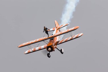 Avalon, Avustralya - 28 Şubat 2013: Breitling Wing Walker 'ın Vintage Boeing Stearman çift kanatlı uçağı.