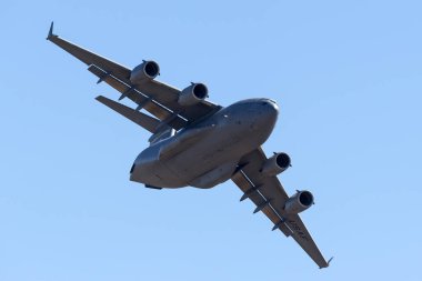 Avalon, Avustralya - 25 Şubat 2013: Birleşik Devletler Hava Kuvvetleri (USAF) Boeing C-17A Globemaster III askeri nakliye uçağı 05-5153, 535. Hava Nakliye Filosu, Hickam Hava Üssü merkezli 15..