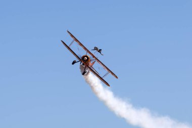 Avalon, Avustralya - 1 Mart 2013: Breitling Wing Walker 'ın Vintage Boeing Stearman çift kanatlı uçağı.