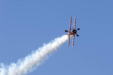 Avalon, Avustralya - 1 Mart 2013: Breitling Wing Walker 'ın Vintage Boeing Stearman çift kanatlı uçağı.