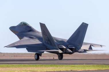 Avalon, Avustralya - 1 Mart 2013: Birleşik Devletler Hava Kuvvetleri (USAF) Lockheed Martin F-22A Raptor beşinci nesil, tek koltuklu, çift motorlu, gizli taktik savaş uçağı.