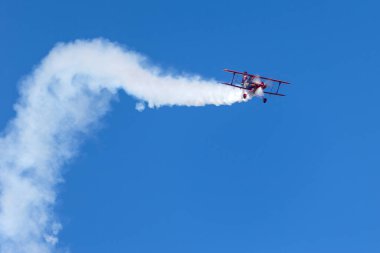 Avalon, Avustralya - 2 Mart 2013: 13 Time Australian Aerobatic Champion Chris Sperou Pitts S-1-11B Super Stinker aerobatic çift kanatlı VH-XPS.
