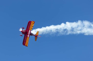 Avalon, Avustralya - 2 Mart 2013: 13 Time Australian Aerobatic Champion Chris Sperou Pitts S-1-11B Super Stinker aerobatic çift kanatlı VH-XPS.