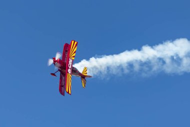 Avalon, Avustralya - 2 Mart 2013: 13 Time Australian Aerobatic Champion Chris Sperou Pitts S-1-11B Super Stinker aerobatic çift kanatlı VH-XPS.