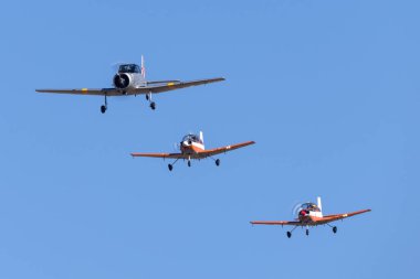 Avalon, Avustralya - 3 Mart 2013: RAAF Müzesi tarafından işletilen eski Royal Royal Air Force Commonwealth Aircraft Corporation (CAC) CA-25 Winjeel eğitmen uçağı CT-4 eğitim uçağı ile bir oluşum başlattı.