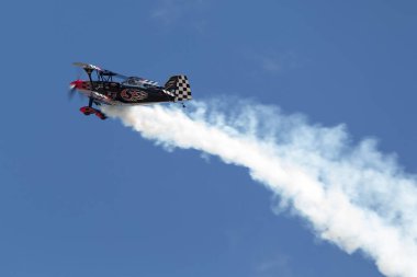 Avalon, Avustralya - 2 Mart 2013: Skip Stewart son derece modifiye edilmiş Pitts S-2S çift kanatlı uçağı Prometheus ile uçuyor