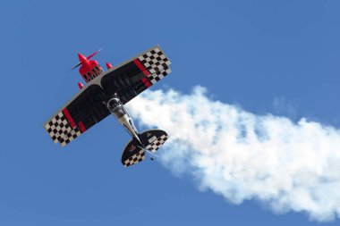 Avalon, Avustralya - 2 Mart 2013: Skip Stewart son derece modifiye edilmiş Pitts S-2S çift kanatlı uçağı Prometheus ile uçuyor