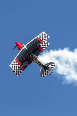 Avalon, Avustralya - 2 Mart 2013: Skip Stewart son derece modifiye edilmiş Pitts S-2S çift kanatlı uçağı Prometheus ile uçuyor