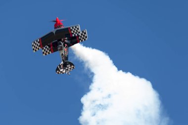 Avalon, Avustralya - 2 Mart 2013: Skip Stewart son derece modifiye edilmiş Pitts S-2S çift kanatlı uçağı Prometheus ile uçuyor