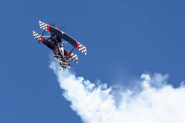 Avalon, Avustralya - 2 Mart 2013: Skip Stewart son derece modifiye edilmiş Pitts S-2S çift kanatlı uçağı Prometheus ile uçuyor