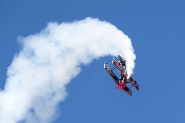 Avalon, Avustralya - 2 Mart 2013: Skip Stewart son derece modifiye edilmiş Pitts S-2S çift kanatlı uçağı Prometheus ile uçuyor