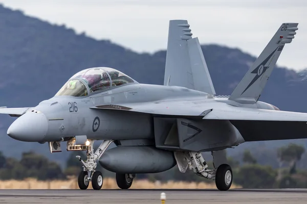 Avalon, Avustralya - 27 Şubat 2013: Royal Australian Air Force (RAAF) Boeing F / A-18F Super Hornet multitirole savaş uçağı A44-216 Queensland, RAAF Amberley 'de.
