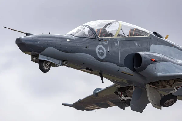 2013年2月28日 オーストラリア空軍 Raaf Baeホーク127が戦闘練習機A27 31の先頭に立つ — ストック写真