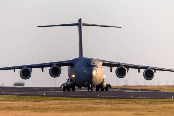 Avalon, Avustralya - 1 Mart 2013: Kraliyet Avustralya Hava Kuvvetleri (RAAF) Boeing C-17A Globemaster III Büyük askeri kargo uçağı A41-206 from 36 Squadron based at RAAF Amberley, Queensland.