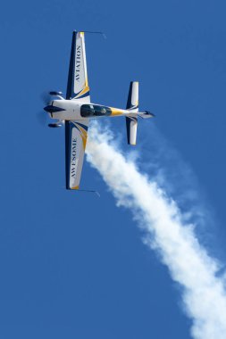 Avalon, Avustralya - 2 Mart 2013: İngiliz akrobatik pilot Mark Jefferies tek motorlu ekstra 330LX aerobatik uçak VH-IXN.