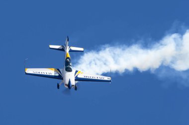 Avalon, Avustralya - 2 Mart 2013: İngiliz akrobatik pilot Mark Jefferies tek motorlu ekstra 330LX aerobatik uçak VH-IXN.