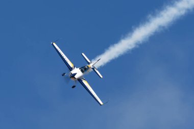 Avalon, Avustralya - 2 Mart 2013: İngiliz akrobatik pilot Mark Jefferies tek motorlu ekstra 330LX aerobatik uçak VH-IXN.