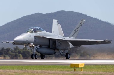Avalon, Avustralya - 2 Mart 2013: Kraliyet Avustralya Hava Kuvvetleri (RAAF) Boeing F / A-18F Super Hornet çok delikli savaş uçağı A44-216 Queensland, RAAF Amberley 'de konuşlandırıldı.
