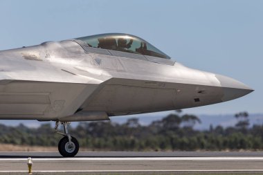Avalon, Avustralya - 2 Mart 2013: Birleşik Devletler Hava Kuvvetleri (USAF) Lockheed Martin F-22A Raptor beşinci nesil, tek koltuklu, çift motorlu, gizli taktik savaş uçağı.