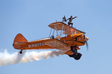 Avalon, Avustralya - 2 Mart 2013: Breitling Wing Walker 'ın Vintage Boeing Stearman çift kanatlı uçağı.
