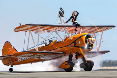 Avalon, Avustralya - 2 Mart 2013: Breitling Wing Walker 'ın Vintage Boeing Stearman çift kanatlı uçağı.