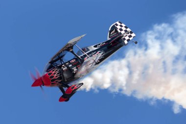 Avalon, Avustralya - 3 Mart 2013: Skip Stewart son derece modifiye edilmiş Pitts S-2S çift kanatlı uçağıyla Prometheus
