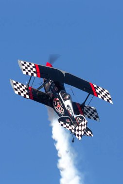 Avalon, Avustralya - 3 Mart 2013: Skip Stewart son derece modifiye edilmiş Pitts S-2S çift kanatlı uçağıyla Prometheus