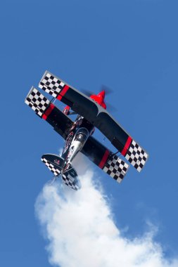 Avalon, Avustralya - 3 Mart 2013: Skip Stewart son derece modifiye edilmiş Pitts S-2S çift kanatlı uçağıyla Prometheus
