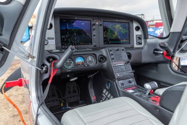 Avalon, Avustralya - 26 Şubat 2013: Cirrus SR22T Kokpiti VH-EPG yüksek performanslı hafif uçak.