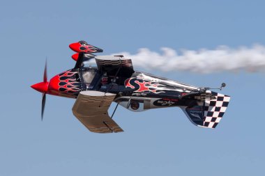 Avalon, Avustralya - 3 Mart 2013: Skip Stewart son derece modifiye edilmiş Pitts S-2S çift kanatlı uçağıyla Prometheus