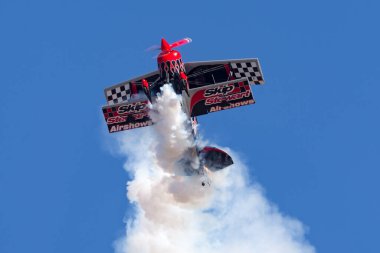 Avalon, Avustralya - 3 Mart 2013: Skip Stewart son derece modifiye edilmiş Pitts S-2S çift kanatlı uçağıyla Prometheus