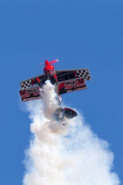 Avalon, Avustralya - 3 Mart 2013: Skip Stewart son derece modifiye edilmiş Pitts S-2S çift kanatlı uçağıyla Prometheus