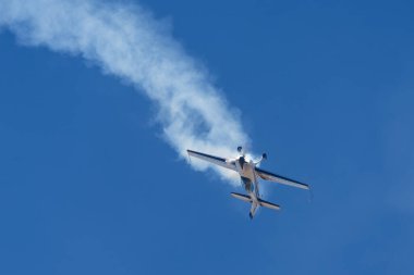 Avalon, Avustralya - 3 Mart 2013: İngiliz akrobatik pilot Mark Jefferies tek motorlu ekstra 330LX aerobatik uçak VH-IXN.