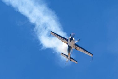 Avalon, Avustralya - 3 Mart 2013: İngiliz akrobatik pilot Mark Jefferies tek motorlu ekstra 330LX aerobatik uçak VH-IXN.