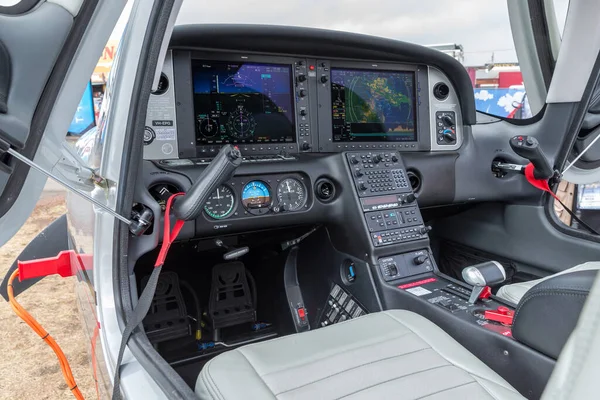 Avalon, Avustralya - 26 Şubat 2013: Cirrus SR22T Kokpiti VH-EPG yüksek performanslı hafif uçak.