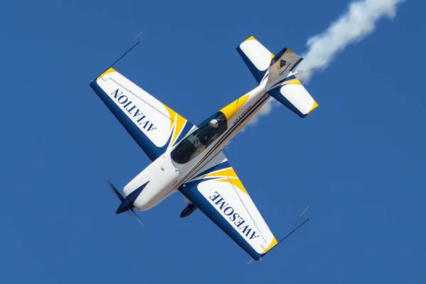 2013年3月3日 イギリスのエアロビクスパイロット マーク ジェフリーが1基のエンジンを追加で330Lxエアロビクス航空機Vh Ixn — ストック写真
