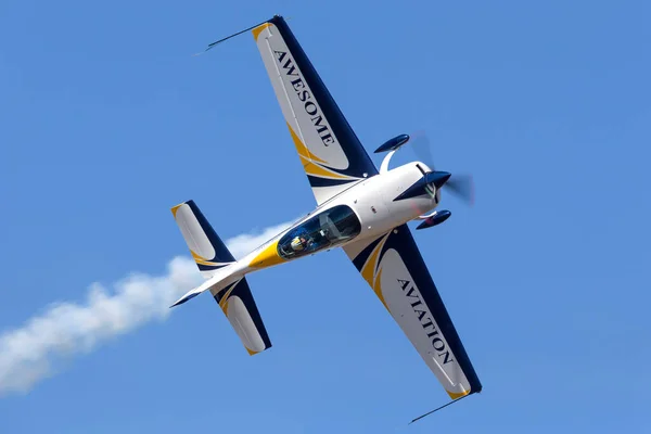 2013年3月3日 イギリスのエアロビクスパイロット マーク ジェフリーが1基のエンジンを追加で330Lxエアロビクス航空機Vh Ixn — ストック写真