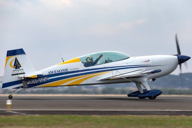 Avalon, Avustralya - 26 Şubat 2013: İngiliz akrobatik pilot Mark Jefferies tek motorlu ekstra 330LX aerobatik uçak VH-IXN.