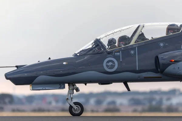 2013年2月26日 オーストラリア空軍 Raaf Baeホーク127が戦闘練習機A27 33の先頭に立つ — ストック写真