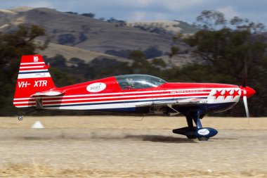 Rowland Flat, Avustralya - 14 Nisan 2013: Aerobatik pilot Paul Andronicou tek motorlu Ekstra 300S aerobatik uçak VH-XTR. 