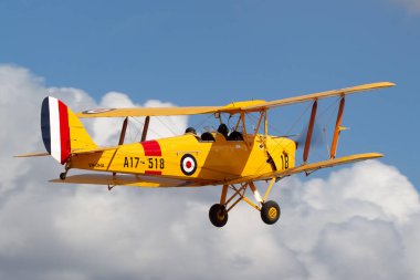 Rowland Düzlüğü, Avustralya - 14 Nisan 2013: De Havilland Avustralya DH-82A Tiger Moth tek motorlu çift motorlu uçak.